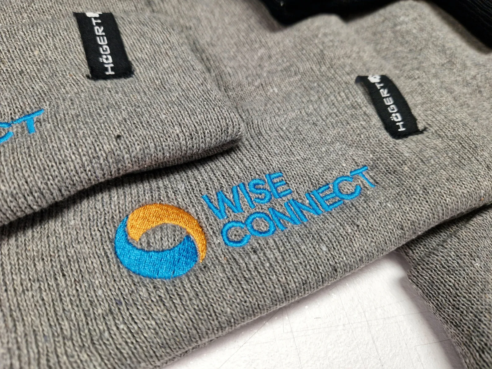 Szare czapki z haftowanym logo Wise Connect