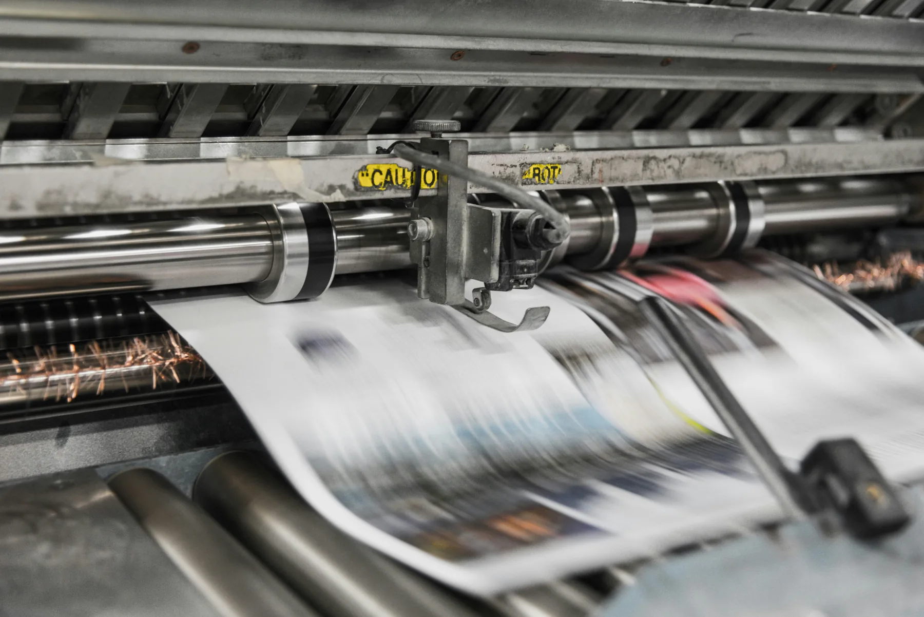 Prawdziwa fotografia procesu drukarskiego Arkusze papieru podczas pracy w drukarni